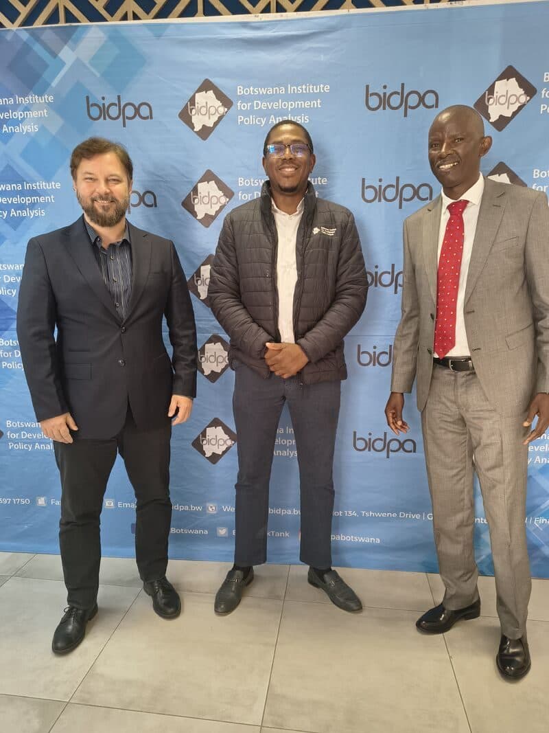 Daniel Homorodean, de Arxia, con representantes del BIDPA en el Botswana Institute for Development Policy Analysis.