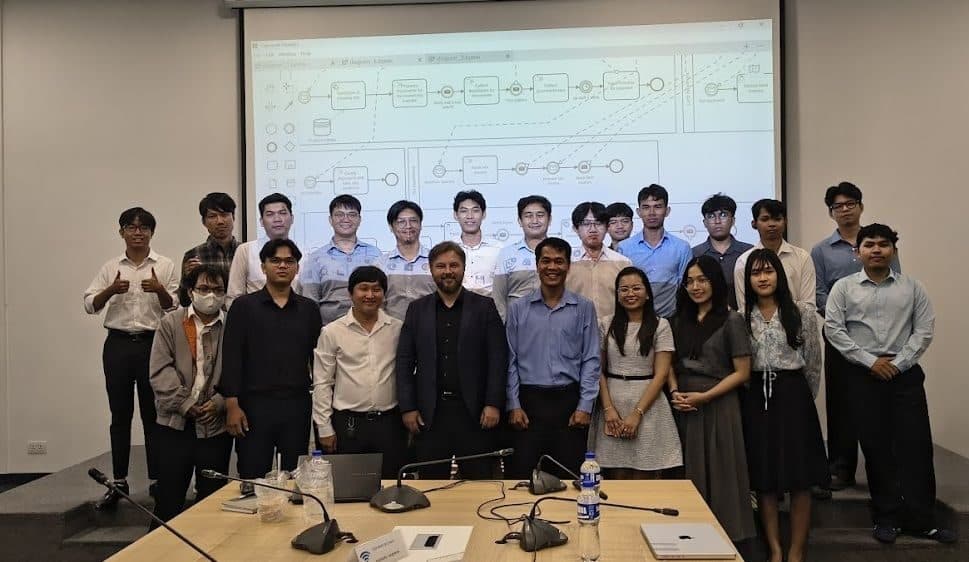 Daniel Homorodean, de Arxia, con el equipo del Consejo Nacional de Protección Social de Camboya tras el taller de GovStack.