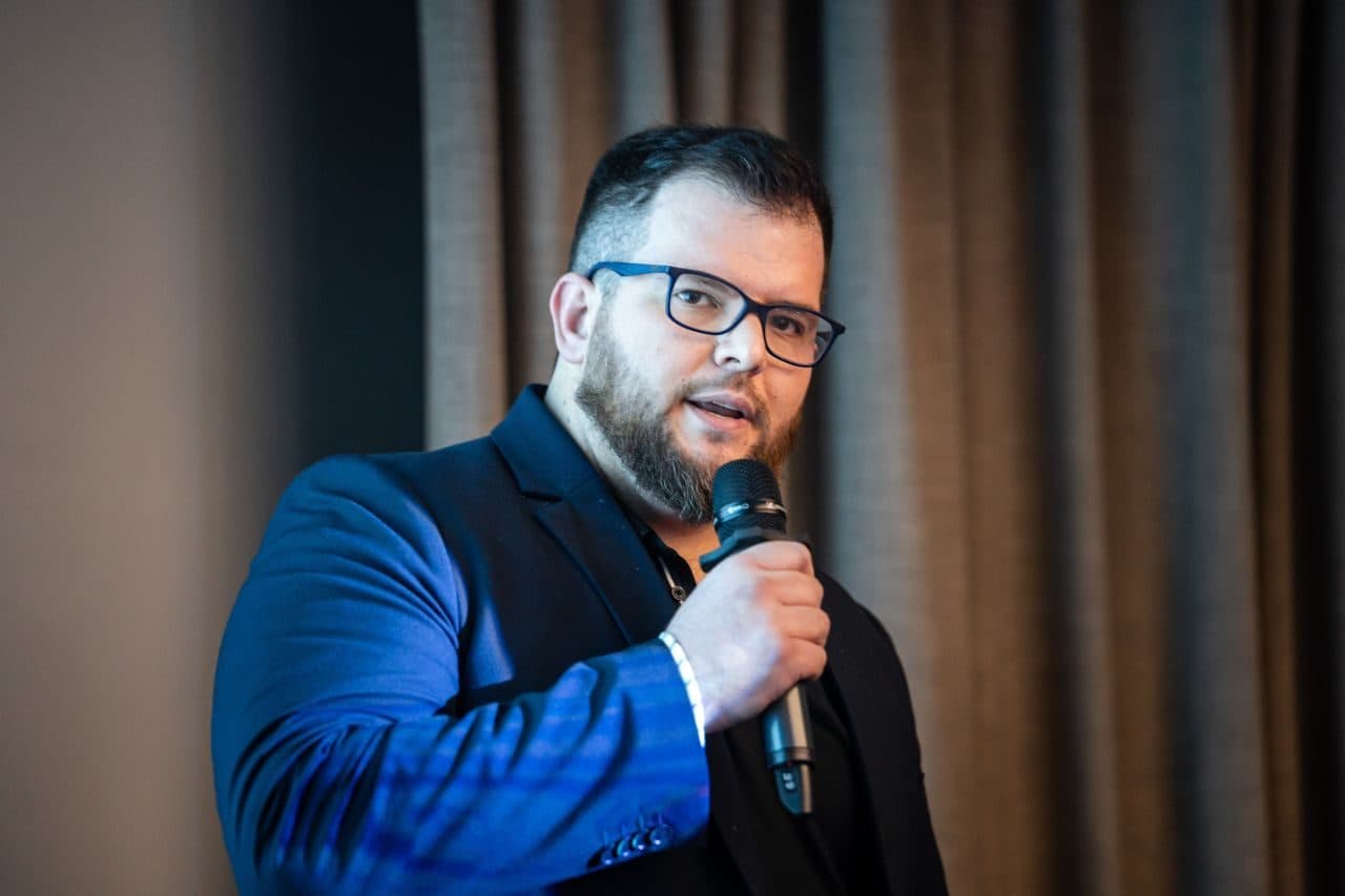 Carlos Parker, de Arxia, presenta Pravaida durante el programa GovTech Lab Ukraine en Kiev.