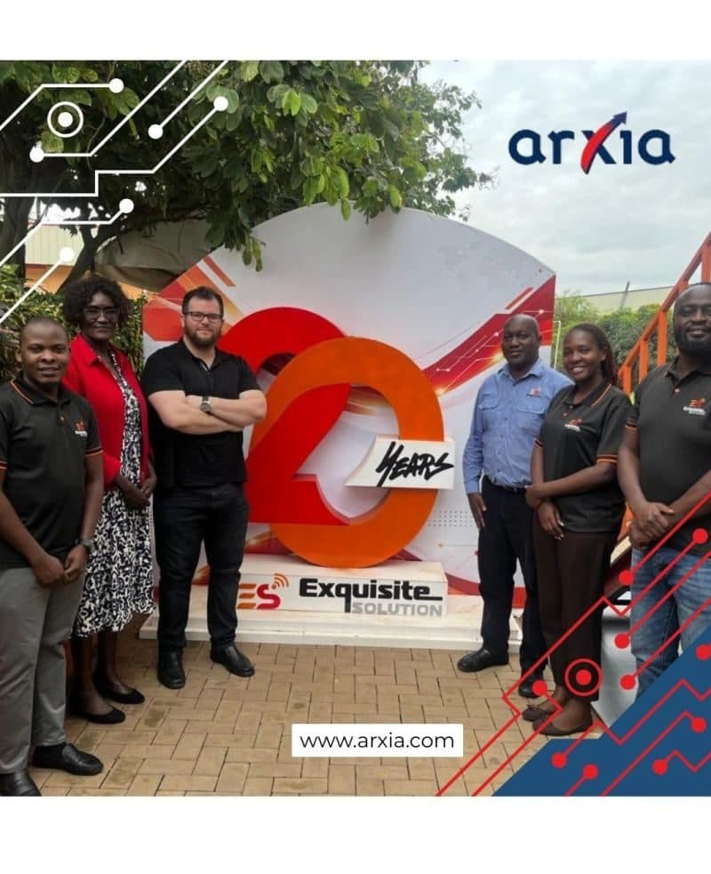 Carlos Parker, de Arxia, con el equipo de Exquisite Solution Limited en sus oficinas en Uganda.